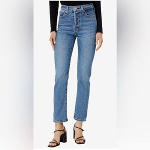 Levi's Women’s Wedgie Straight Jeans Size 25 / 28 IN Inseam. Excellent Condition